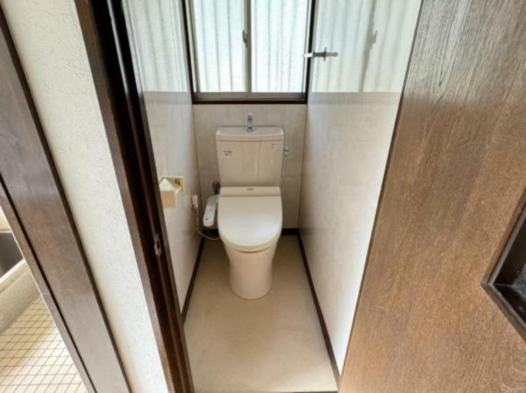 【現況トイレ】洗面室横にある1階トイレになります。