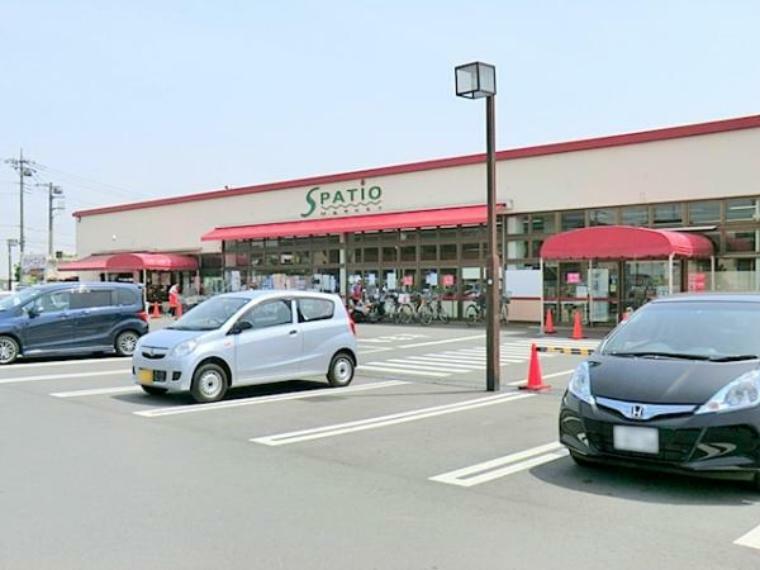 スーパー 【エスパティオ　下川入店】　敷地が広く、広い駐車場があるので車で買い物に行くのにとても便利です。 お店も大きくて、品揃えもよいです。