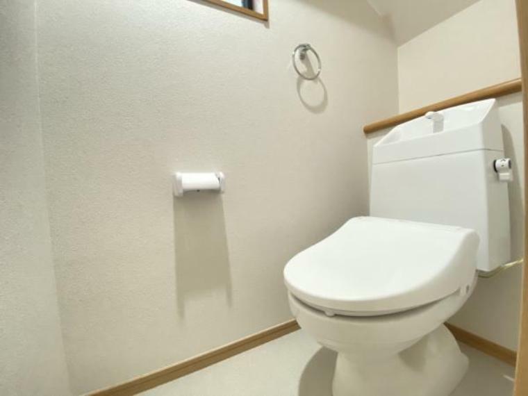【リフォーム完成済】トイレ写真。新品トイレに交換しています。クッションフロア、クロス張り替え、照明交換で清潔感のあるトイレにリフォームしています。温水洗浄機付の便座ですよ。