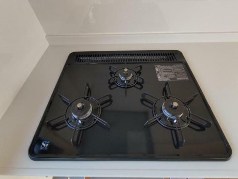 キッチン 【リフォーム済】新品交換済みのキッチンは3口コンロで同時調理が可能。大きなお鍋を置いても困らない広さです。お手入れ簡単なコンロなのでうっかり吹きこぼしてもお掃除ラクラクです。