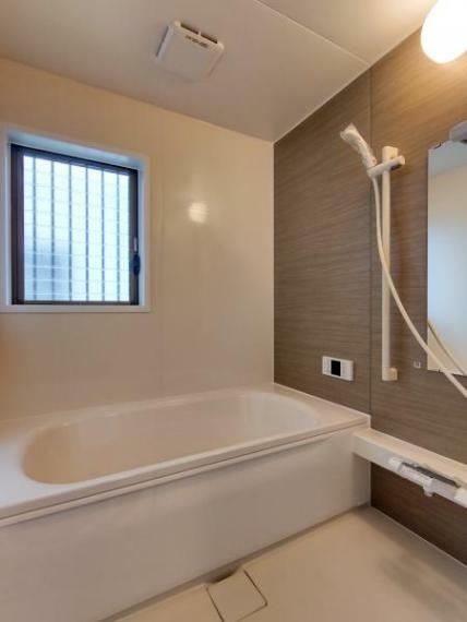 浴室 （リフォーム済）浴室は新品のユニットバスに交換しました。足を伸ばせる1坪サイズの広々とした浴槽で、1日の疲れをゆっくり癒すことができますよ。