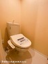 トイレ 【トイレ】家族みんなが毎日使う場所だから。お掃除がしやすい方はいい。汚れをふき取り易いフロアと壁紙をチョイス致しました