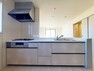 キッチン 作業スペースや収納をしっかり確保したシステムキッチンを採用。