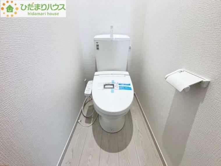 トイレ 白を基調としたトイレは、インテリア次第でどんな空間になるかワクワクしますね