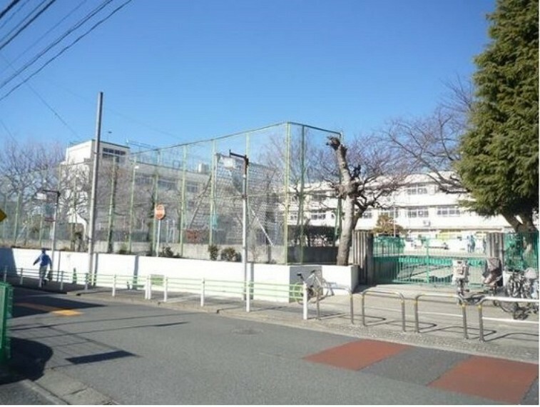 小学校 通学路は穏やかな住宅街の中の道なので、お子さんの通学も安心。