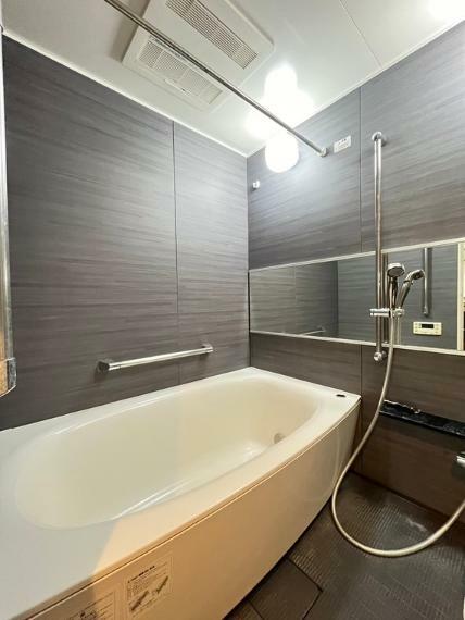 浴室 浴室:2021年11月UB鏡をクリーニングしバスミラーフィルムを貼りました。4面アクセントパネルで落ち着きのある空間です。（2024年3月撮影）