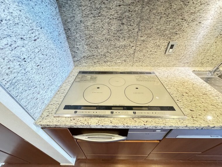 キッチン IHクッキングヒーター仕様、食器洗浄乾燥機完備のシステムキッチンです！