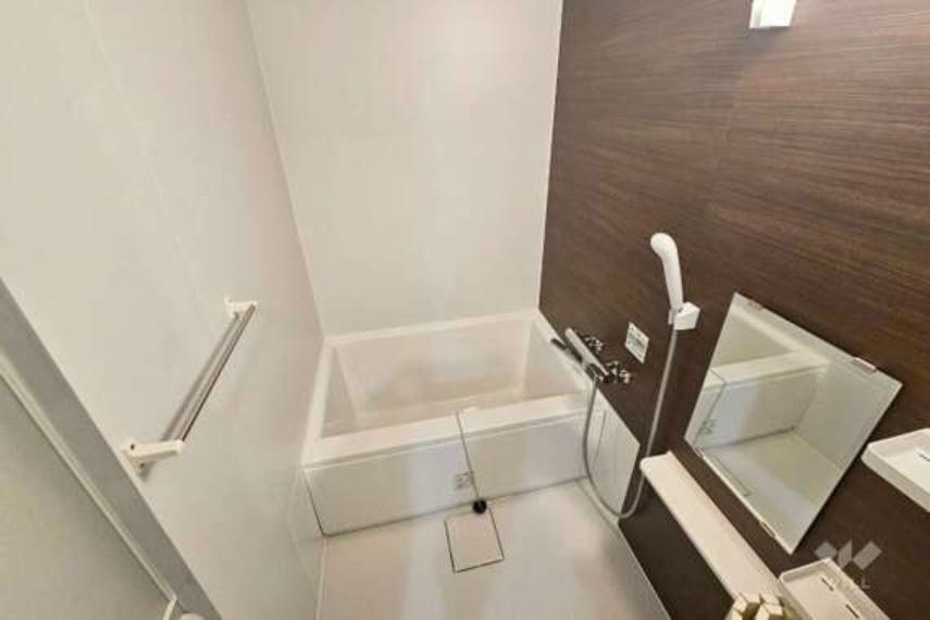 浴室リフォーム済みの綺麗な浴室です。タオル掛けも浴室内についており便利です。