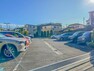 駐車場 〈駐車場〉毎日の生活にマイカーが必須という方は、購入を検討する際、駐車場があることは大事な条件です。毎日の通勤や家族の送迎、買い物やお出かけなどクルマのある暮らしを満喫したい方は要チェック。