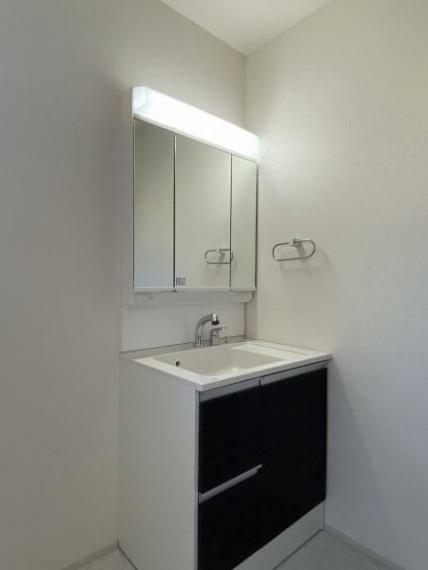 洗面化粧台 三面鏡付きの洗面台です。鏡裏にも収納可能。
