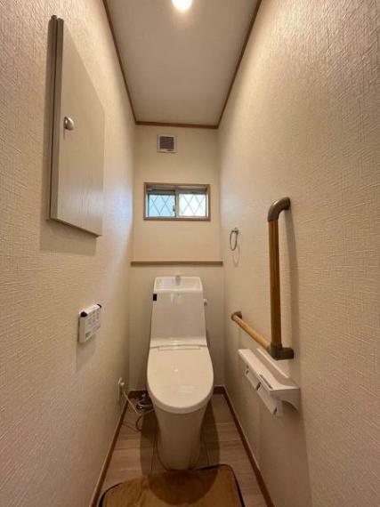 トイレ シンプルなデザインのトイレ 壁には収納棚が設置されておりストック品も整理整頓いただけます