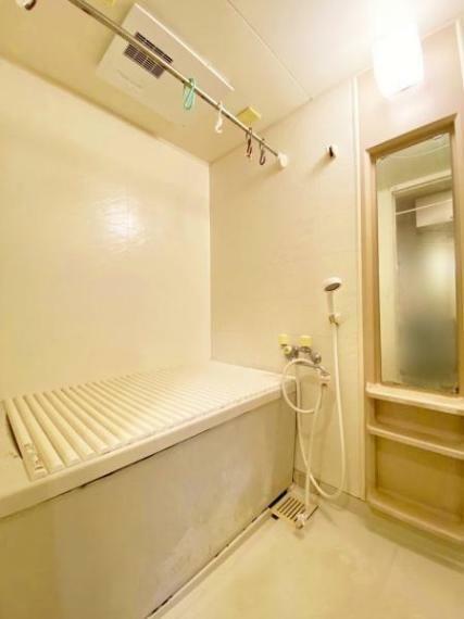 浴室 落ち着きあるバスルームでリラックスバスタイム。バスタブにつかって寛ぎながら心と体をリフレッシュ！ 浴室乾燥付きのバスルームですので、いつも清潔に保て、気になるカビもシャットアウト（^^）/