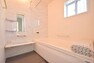 浴室 B号棟　浴室　　広々とした浴室には、24時間換気や浴室乾燥機能もございます。