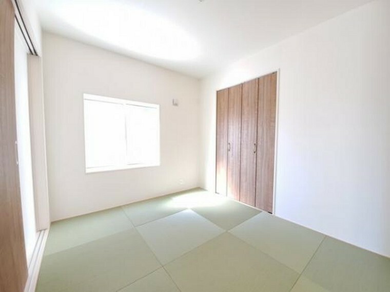 和室 新しい畳の香りのする和室は、使い方色々。客室やお布団で寝るときにぴったりの空間ですね。