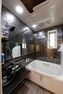浴室 シックなブラックのパネルと間接照明で、上質な空間が演出されたバスルーム。