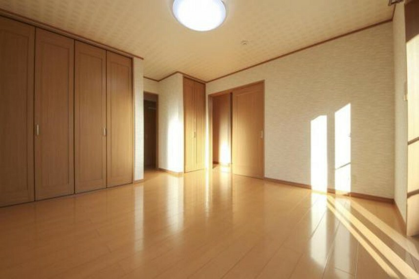 洋室 収納も豊富で陽当たり良好な1階洋室。縁側もついてます。