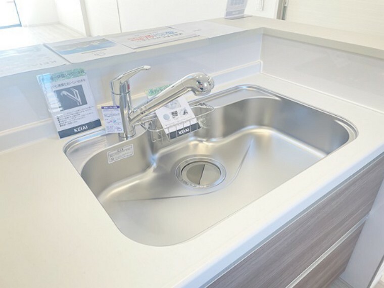 食器や野菜などの水洗いがスムーズにこなせるハンドシャワーのついた水栓。浄水器一体型なので便利。