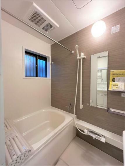 浴室 【リフォーム完成】浴室はハウステック製の新品のユニットバスに交換しました。浴槽には滑り止めの凹凸があり、床は濡れた状態でも滑りにくい加工がされている安心設計です。