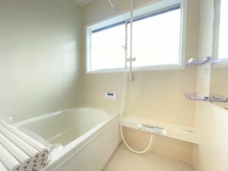 浴室 【浴室】浴室はハウステック製の新品のユニットバスに交換しました。0.75坪（1.2m×1.6m）のコンパクトサイズで、お手入れもしやすいです。1日の疲れをゆっくり癒すことができますよ。