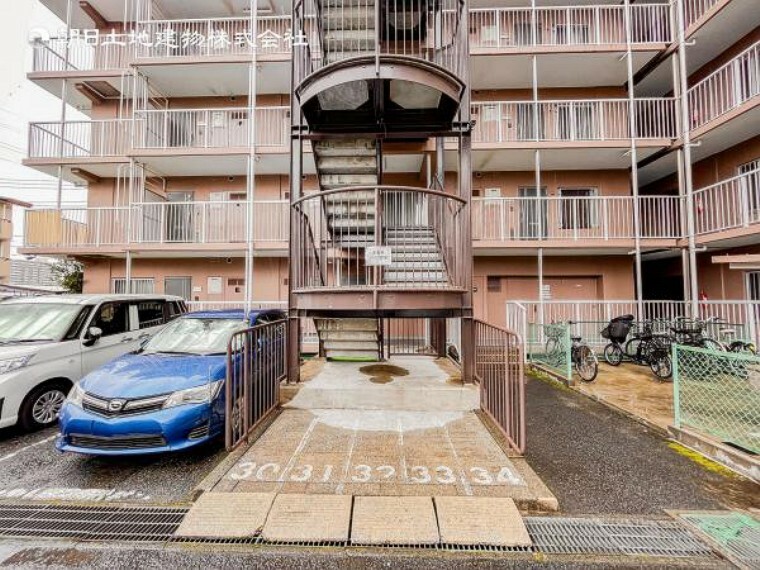 駐車場 【駐車場】道路面との高低差もなく落ち着いて車庫入れ可能です!!前面道路の幅員もしっかりあります。