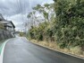 現況写真 前面道路含む現地写真です。南側公道幅員約5.9m、間口約42.2mです。