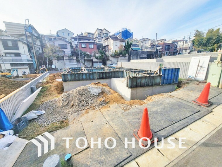 現況外観写真 ～閑静な住宅街に佇む新築戸建て～仕様・設備充実～全居室2面採光～