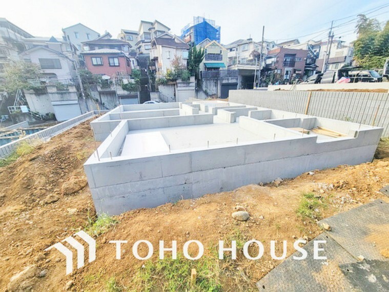 現況外観写真 ～閑静な住宅街に佇む新築戸建て～仕様・設備充実～全居室2面採光～