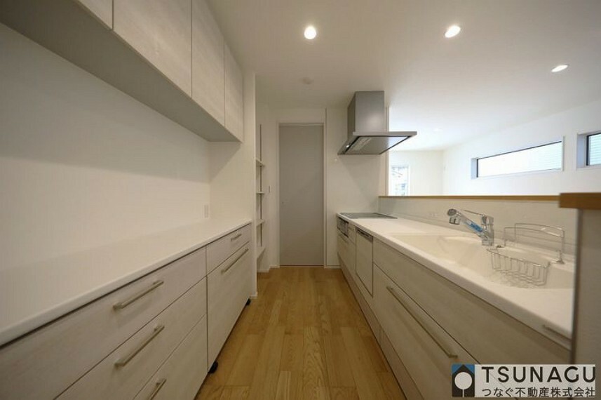 キッチン 白色が基調の清潔感のあるキッチンスペースです。