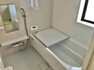 浴室 新規ユニットバス、アクセントパネルは清潔感のあるホワイト調で統一。浴室乾燥暖房付き。