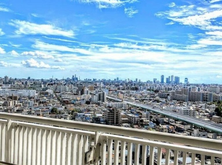 バルコニー バルコニーからの眺望です。名古屋の街を一望できる気持ちのいい景色ですね。