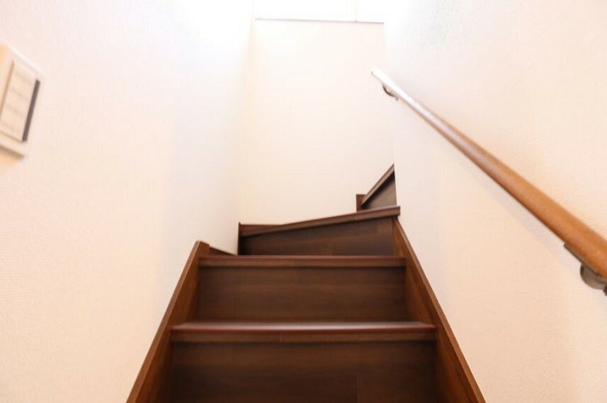階段　手すり付きの階段 段差を緩やかに設計していますので、小さなお子様やご年配の方にも安心です