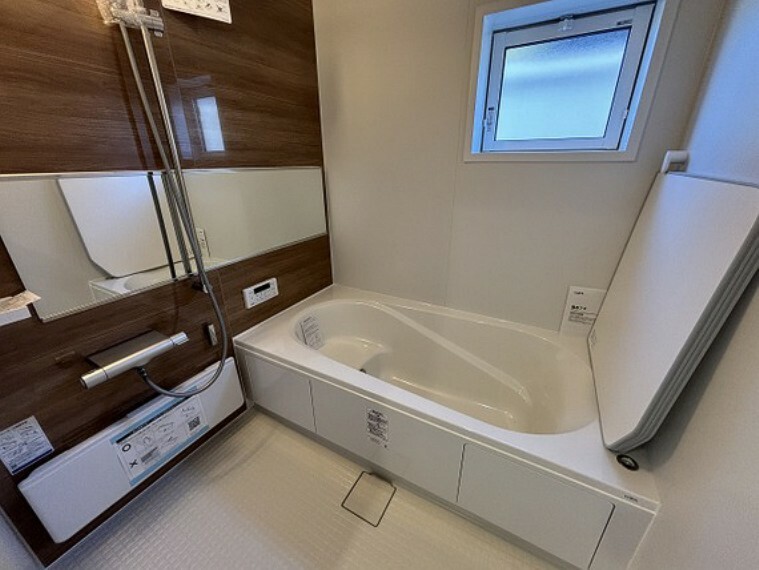 浴室 【Bathroom】ユニットバスはもちろん1坪タイプのゆったりサイズで、採光換気用小窓も付いて、オートバスで浴室乾燥暖房機も付いておりますので、冬場でも浴室をポカポカにしてから入浴できます。