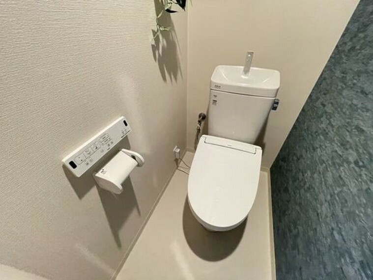 トイレ 壁には一部デザインクロスを採用。落ち着いた空間で安らぎのひとときをお過ごしいただけます。