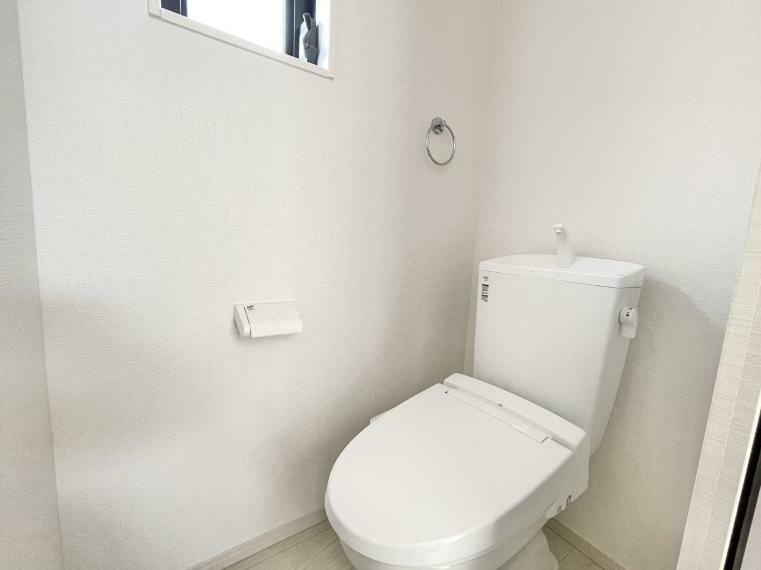 トイレ トイレ・ウォシュレット付。快適で衛生的な洗浄機能付温水シャワートイレです。