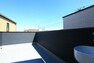 バルコニー 広々としたスカイバルコニーは、もう1つのリビングとして利用できます。屋上ならではの眺望と開放感で、非日常の体験ができるのも魅力です。