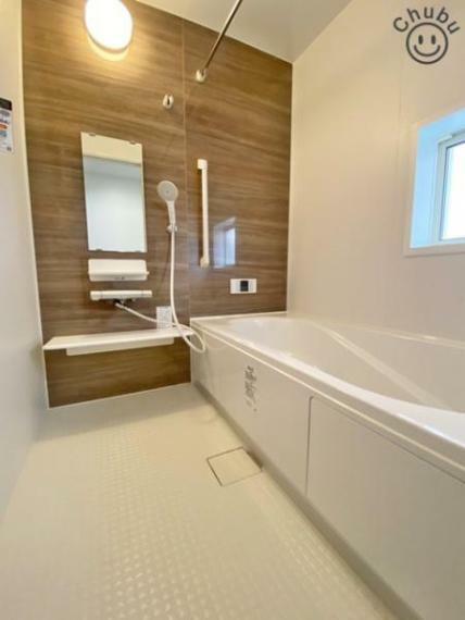 浴室暖燥機付きのバスルーム　雨や梅雨の時期でも快適にお洗濯ができます！<BR/>ゆったり入れる浴槽は一日の疲れをリセットできます！