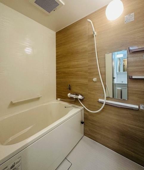 浴室 浴室は一日の疲れを癒す大切な空間　新品交換済みの綺麗なバスタブで快適な時間を過ごせます