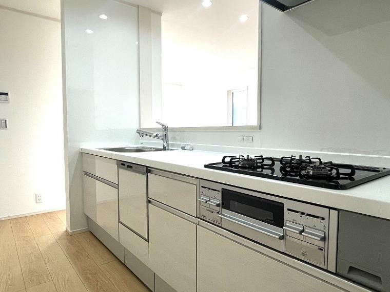 キッチン キッチンには浄水器付きの水栓のほか、食洗機も完備しており、忙しい家事の手間を軽減できます。
