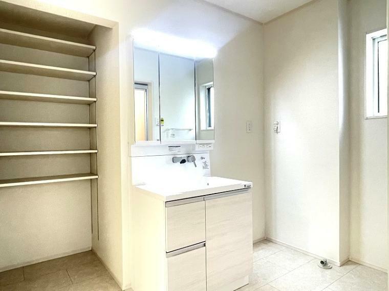 洗面室には可動式の棚のついた収納スペースもあり、物で多くなりやすい洗面室をスッキリ保てます。