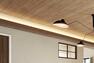 居間・リビング 【コーブ照明】  折り上げ天井の中から空間を柔らかく照らすコーブ照明。落ち着いた雰囲気を醸し出し、リビングをくつろぎの空間に仕上げました。※号棟により採用状況が異なります。