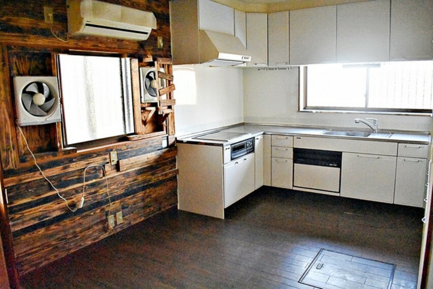 キッチン 母屋　L型キッチンの天板スペースが広く、調理器具などを置いてもスッキリと使えます。