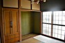 和室 母屋　続き間の和室は収納スペースとして利用したり、一つのお部屋としてご使用いただけます。