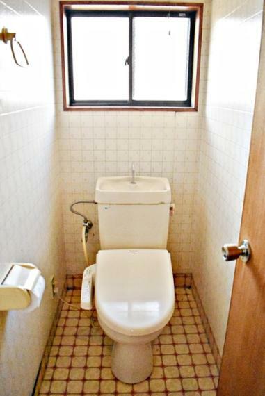 トイレ 母屋　窓付きで換気がしやすいトイレ！収納スペースもあります。