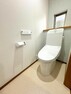 トイレ ■換気にも便利な小窓を備えたトイレスペース