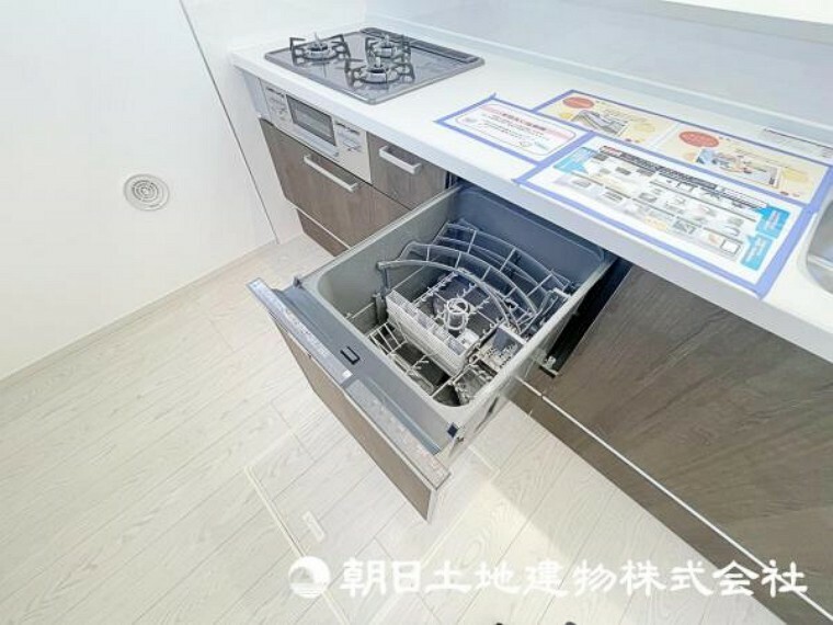 キッチンは食洗器が標準装備です。ガラストップコンロですので、お掃除も楽々です