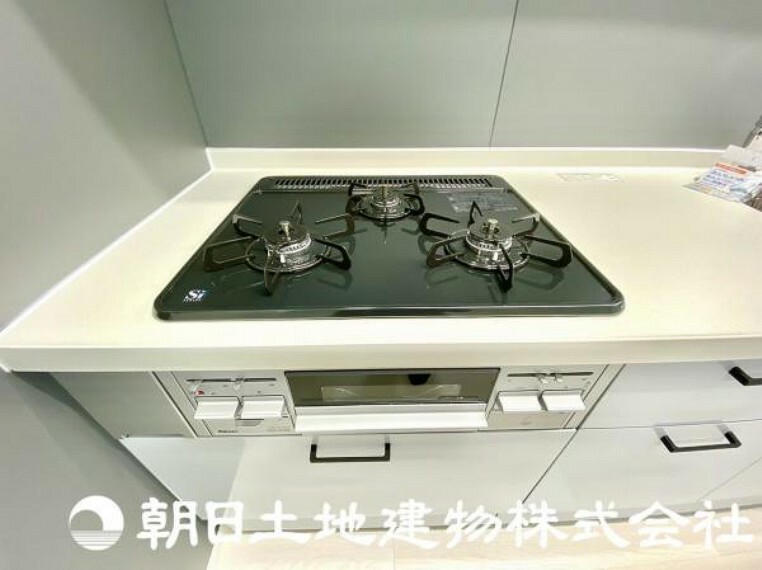 キッチン 料理の幅を拡げてくれる三口コンロの使いやすいシステムキッチンを採用しております
