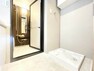 浴室 ランドリースペースはしっかりと広さを確保。清潔感のあるカラーで統一されています