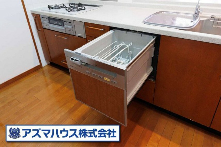 キッチン 手肌に優しく、家事時間の短縮にもなる食洗機搭載。食器を一気に丸洗いできるので、節水にもなりそうです。