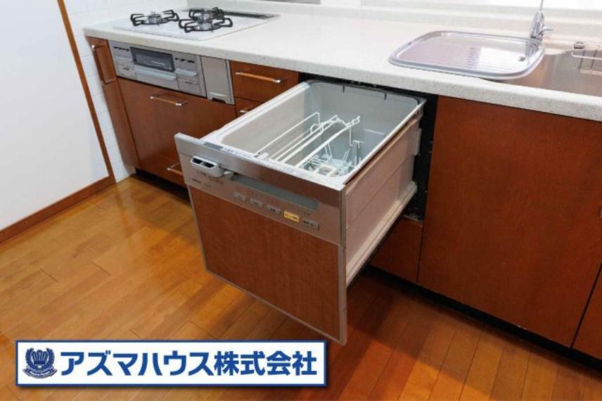 手肌に優しく、家事時間の短縮にもなる食洗機搭載。食器を一気に丸洗いできるので、節水にもなりそうです。