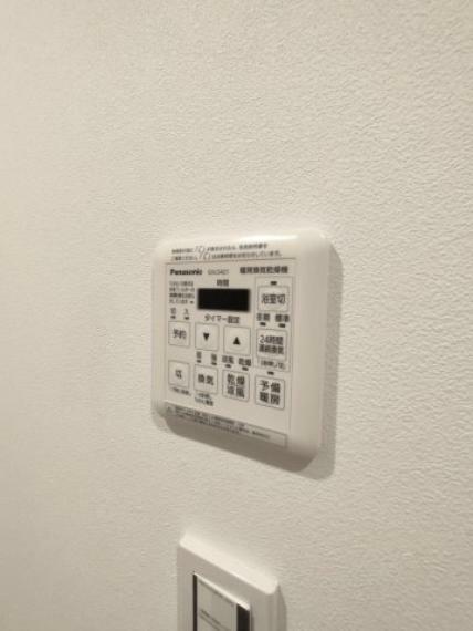 冷暖房・空調設備 ・浴室換気乾燥暖房機 　浴室には雨の日などに心強い浴室乾燥機付。洗濯物を乾かすだけでなく、カビ防止にもなる嬉しい設備です。